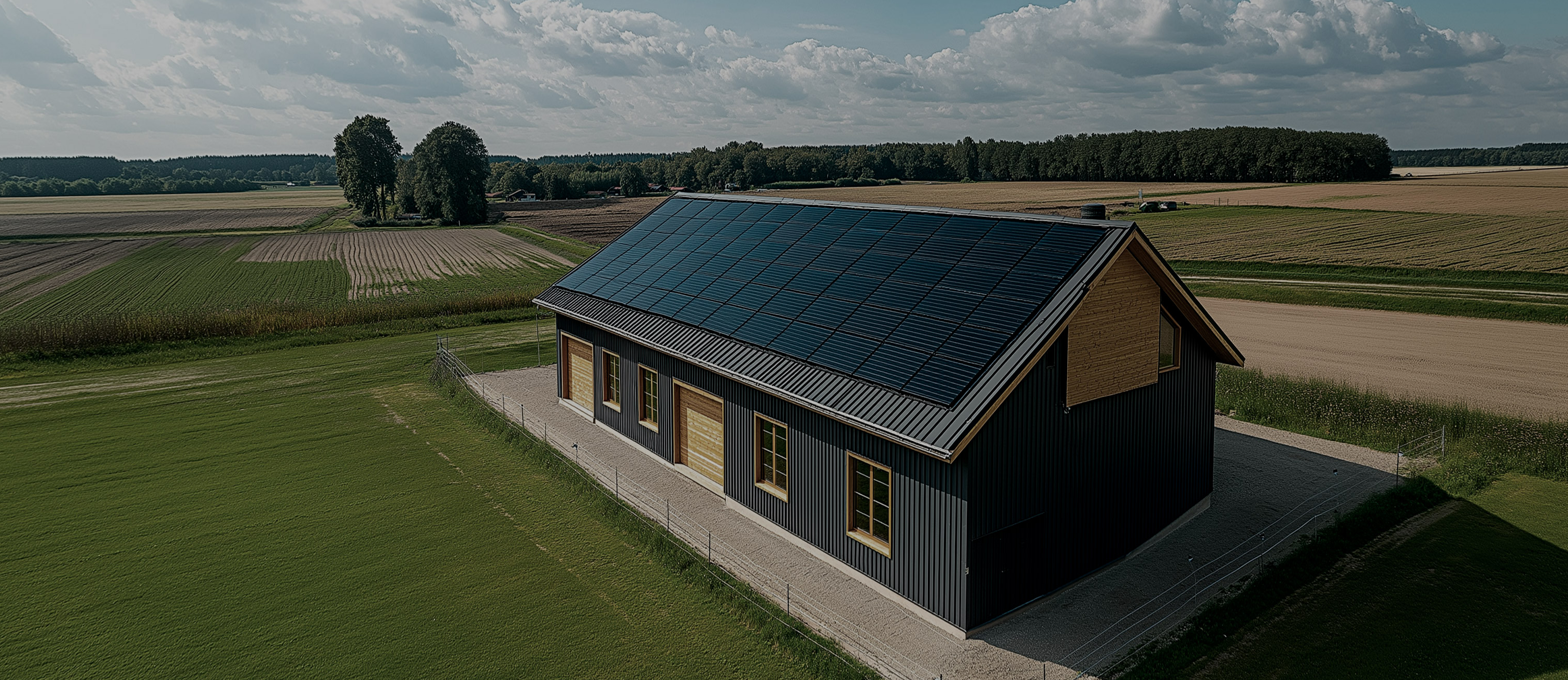 Casa moderna con sistema de autoconsumo solar instalado por SotySolar