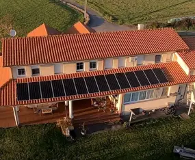 Instalación de paneles solares en viviendas.