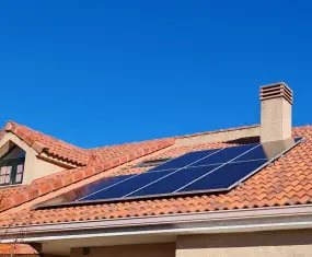 Instalación de paneles solares en viviendas.