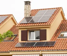 Instalación de paneles solares en viviendas.