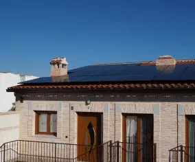 Instalación de paneles solares en viviendas.