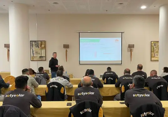 El equipo de instaladores de SotySolar recibiendo una formación